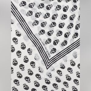 Alexander McQueen scarf in fabric with Skull print